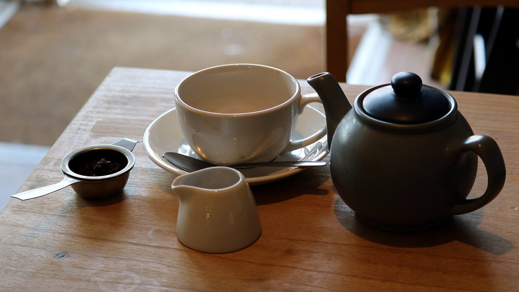 Tea tasting counter with cups and loose-leaf tea